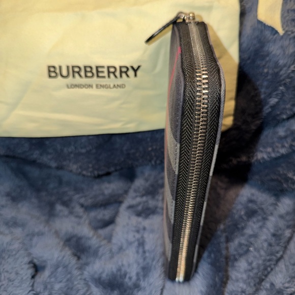 NWT Burberry Navy and Gray Checkered Zippy Wallet - Picture 3 of 12
